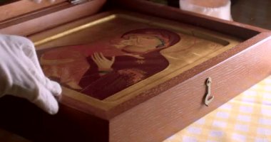 Uzman, bir sanat nesnesinin gerçekliğini belirler. Yakından, yüzü yok. Tanınan otoriteden ya da sanatçı uzmanından değerlendirme. Sanatı doğrulamak, üremeye karşı gerçekliğin onaylanmasıdır..