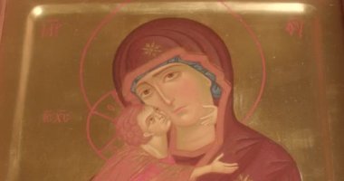 Madonna ve Çocuğu tasvir eden ikona yakın çekim. Çarpıcı ışık efekti. 