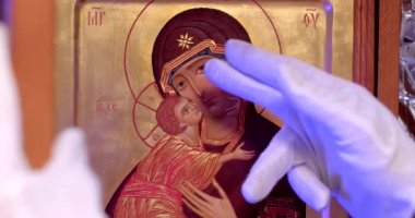 Uzman, bir sanat nesnesinin gerçekliğini belirler. Yakından, yüzü yok. Ressam hakkında uzman veya tanınmış bir yetkiliden bir değerlendirme. Sanatı doğrulamak orijinalliğin bir teyididir..