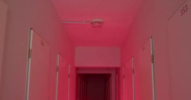 Kilitli kapılarla dolu uzun bir hapishane koridoru. Yanıp sönen açık mavi kırmızı beyaz. Cezai adalet sisteminin bir parçası ve hapsedilerek özgürlükten mahrum bırakılmak.