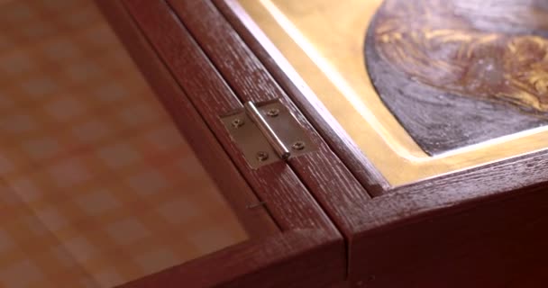 Крупный План Деревянной Рамы Металлическими Элементами Изготовление Икон Монастырской Мастерской — стоковое видео
