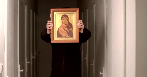Religijny Nierozpoznawalny Człowiek Trzyma Rękach Ikonę Bez Twarzy Programy Religijne — Wideo stockowe