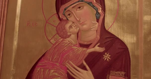 マドンナは幼い息子のキリストを抱いて描かれている 父母の理想を代表し 教会の象徴です 宗教的内容のクローズアップ画像 — ストック動画