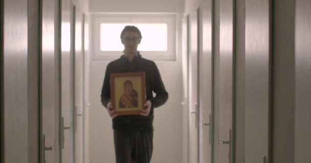 Persona Religiosa Uomo Con Icona Programmi Religiosi Carcere Potenziale Modelli — Video Stock