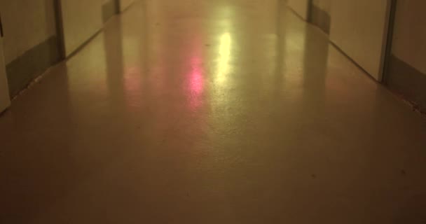 光线在地面上的反射 镜头向前移动 找到了一个出口楼层医院 闪烁着搜索焦虑的光芒 尘土飞扬的地板 — 图库视频影像