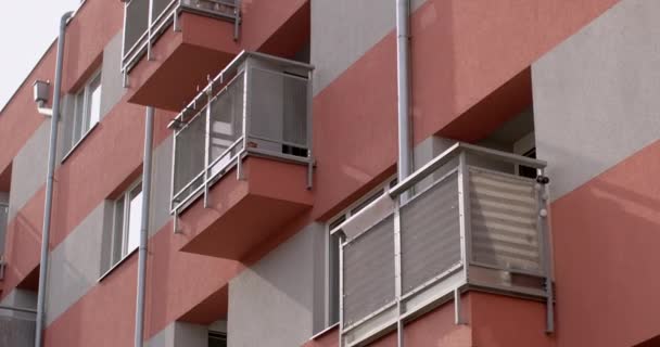Gebouw Van Een Huis Met Balkons Raamopeningen Met Witte Lijsten — Stockvideo
