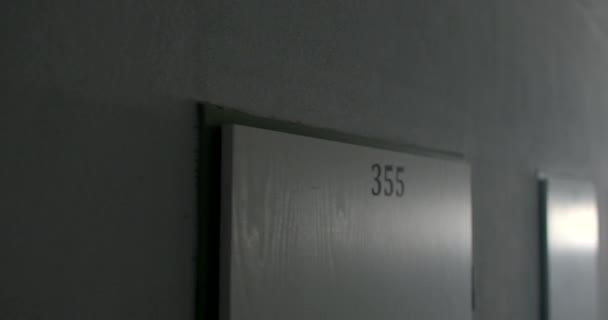 Ряд Запертых Дверей Стене Комнаты Сияние Света Дверном Проеме Цифры — стоковое видео