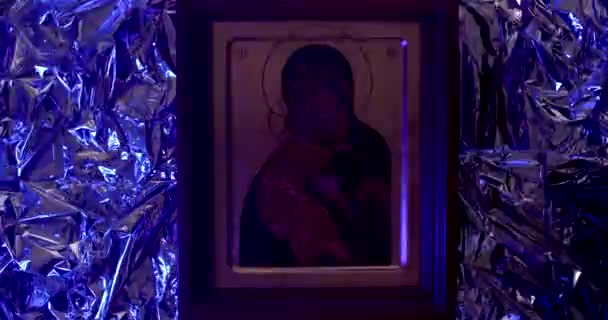 マドンナと子供を描いたアイコンのクローズアップ ストローブ光効果 進歩的キリスト教は伝統に疑問を持つ意欲が特徴である — ストック動画