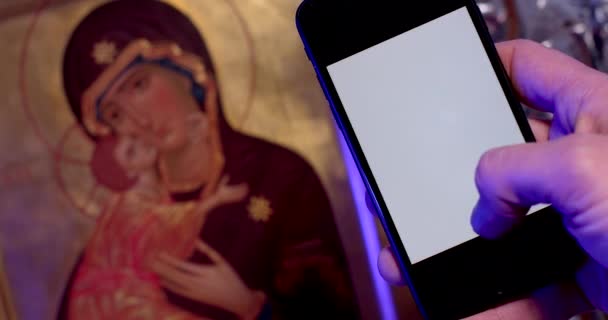 Zbliżenie Telefonu Ekranie Tekstem Biblii Tle Ikony Madonny Dzieciątka Czytanie — Wideo stockowe