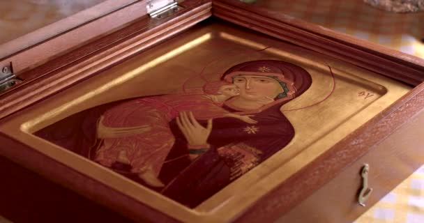 Bliższe Ręce Muzealisty Rękawiczkach Trzymają Chrześcijańską Ikonę Przedstawiającą Maryję Dziewicę — Wideo stockowe