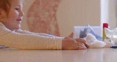 Bir çocukla psikoterapi seansı. Çocukların akıl sağlığı. Travma Sonrası Stres Bozukluğu olan gazilerin çocuklarının davranışları ve okulla ilgili sorunları olması daha olasıdır.. 