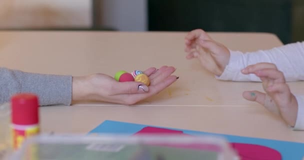 彩色球在心理治疗师的身边 孩子们学会了数数 和一个孩子一起进行心理治疗儿童精神保健 — 图库视频影像