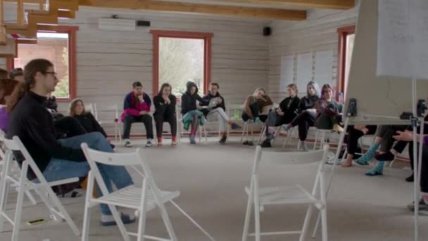 Eine Gruppe Junger Leute Sitzt Während Einer Besprechung Kreis Auf — Stockvideo