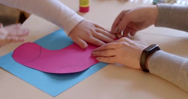 Händerna Nära Psykoterapi Med Barn Kreativitet Med Pappersansökan Psykisk Hälsovård — Stockvideo