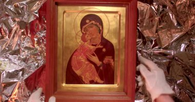 Uzman eller, tahta bir kutuda camla el ele tutuşur. Din konularına karşı dikkatli ol. Beyaz eldiven güvenliği, parmak izi yok..
