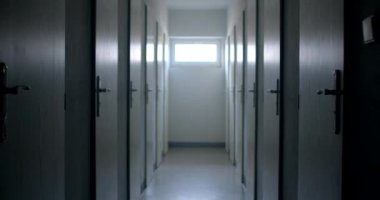 Hastane deposunun bodrumunda hareketlilik var. Depo hücre depolanıyor. Tünel penceresinin sonundaki açık hava ışığı.