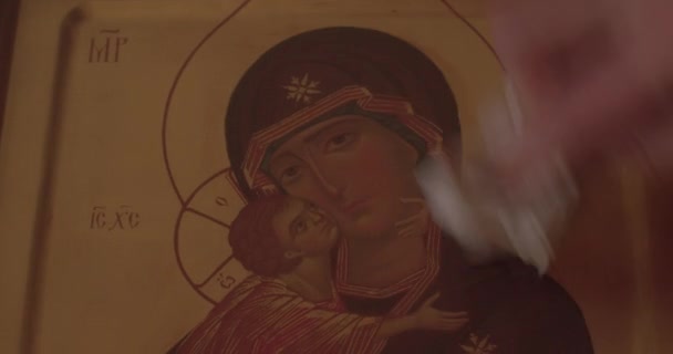 手擦白布 在教堂里画图标 亲吻在Bokeh中的物体 为经济增长祈祷的黑暗空间 — 图库视频影像