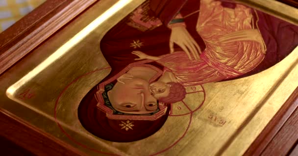 宗教画の中の柔らかい光 アイコンの金色の背景にグレア 教会のドアの動きからの光 エネルギー排出 — ストック動画