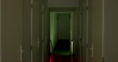 Gözaltı sırasında dengesizlik yapan kişi. Yanıp sönen ışık etkisi. Zemin boyunca hareket eden kameralar polis özel kuvvetlerinde çalışıyor. Özel göstericiler ışık odası yapar.. 