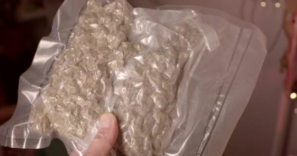 Ambalaj Sigilat Din Plastic Vid Mărfuri Poștă Mâna Muncitorului Răsucește — Videoclip de stoc