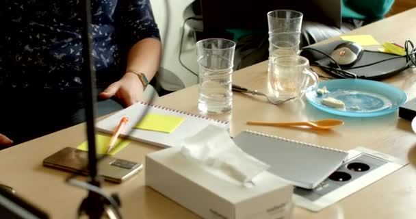 Table Travail Lors Rassemblement Brainstorming Équipe Nourriture Microphone Lunettes Disques — Video