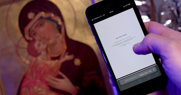 Telefon Bliska Ekranie Tekstem Tle Ikona Madonna Dziecko Czytanie Tekstów — Wideo stockowe