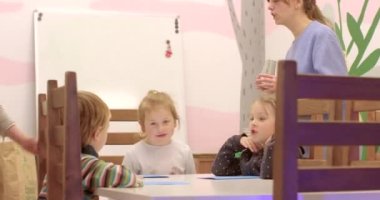 Ukrayna 'daki savaştan kaçan çocuklarla sosyal eğitimcilerin teması. Çocuklara ve ailelere destek. 7.12.2022 Wilsonova, Prag, CZ