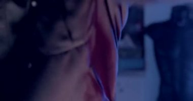 Karanlık bir odada güç emisyonu. Güçlü kollar. Yumuşak odaklanma, üniformalı bir adamın elleri kameraya yumruk taklidi yapar..