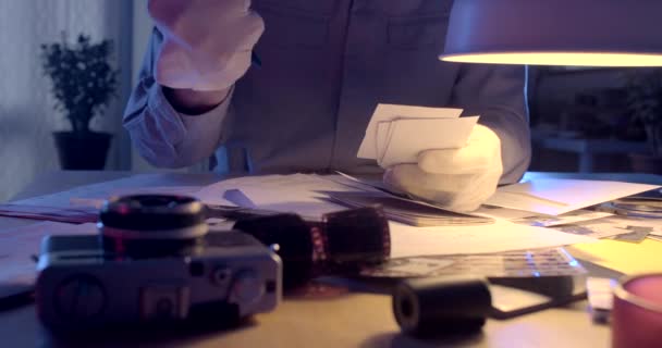 Dedektifler Masada Bilgi Topluyor Kağıtlara Kanıtlara Yazısı Yazıyor Beyaz Eldivenler — Stok video
