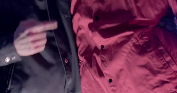 Κοντινό Πλάνο Ενός Χεριού Που Χτυπάει Ρούχα Εχθροί Κόκκινο Σακάκι — Αρχείο Βίντεο
