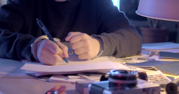Подростки Пишут Текст Бумаге Столом Использует Ручку Почерком Вещи Столе — стоковое видео