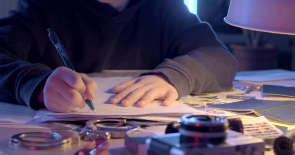 Mãos Dos Adolescentes Escrevem Texto Papel Mesa Ele Usa Uma — Vídeo de Stock