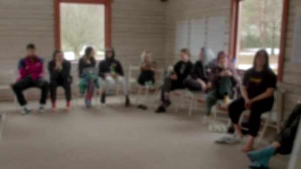 Ακροατές Εφέ Bokeh Κάθονται Έναν Κύκλο Στο Δωμάτιο Στατική Στάση — Αρχείο Βίντεο