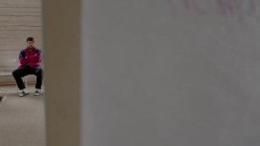 Dinleyiciler odada bir çember şeklinde otururlar. Bir grupta statik duruş. Doğal pencere ışığı. 25.02.2023 Rackunai. Litvanya