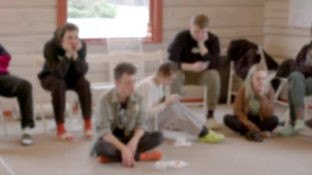 Група Студентів Сидять Лекцією Кімнаті Хлопчик Дівчинка Сидять Підлозі Груповий — стокове відео