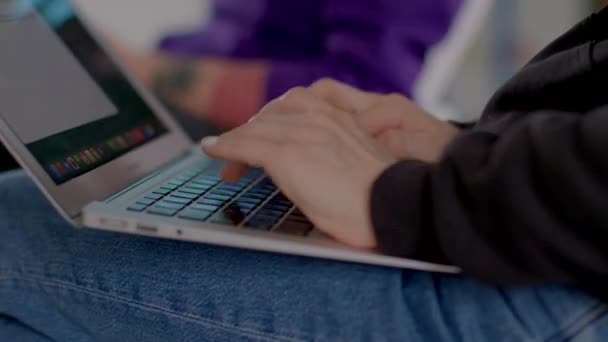 特写时 一个人的手在膝盖上使用笔记本电脑键盘 用手指打字是一种技巧 软焦点 — 图库视频影像