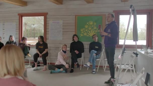 集体教学人员讲信息 使听众集中注意力 演奏传达了信息 相机的运动 2023年2月25日立陶宛 — 图库视频影像