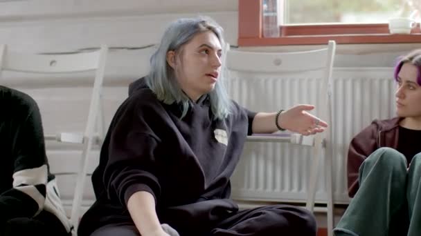 Γυναίκα Βαμμένα Μαλλιά Κάθεται Στο Πάτωμα Λέει Χέρι Στηρίζεται Στο — Αρχείο Βίντεο