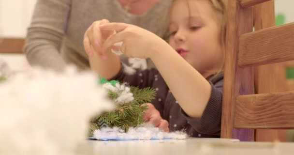 Skupinová Aktivita Děti Dělají Imitaci Sněhu Bavlněných Větví Připevňuje Bílý — Stock video