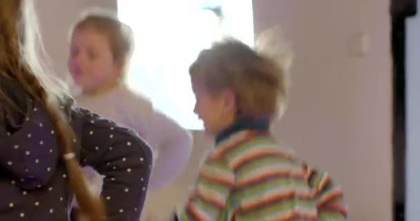 子供たちは幼稚園のレッスンでダンスに飛び込む 自信の演技スキル開発 精神エネルギーの補充 少女は手を叩いた 少年の反射感情 — ストック動画