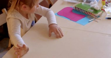 Bir çocuğun eli ve bir öğretmenin eli gibi dokunaklı jimnastik. Pedagojik pratikte kişisel bir örnek. Hareket eden nesnelere dikkat kontrolü.