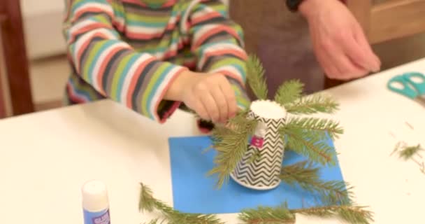 孩子们的手在纸杯上做一个圣诞树枝条 她拿着这个项目 正在做Diy艺术的精神康复 2022 Wilsonova Prague — 图库视频影像