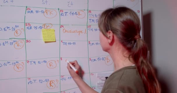 Die Rückraumspielerin Schreibt Flip Chat Marker Den Spielplan Arbeitszeitberechnung Visuelle — Stockvideo