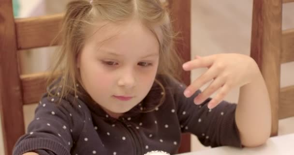 Зосередьтеся Догляді Дитиною Столом Вона Вирішує Зробити Паперові Чашки Він — стокове відео