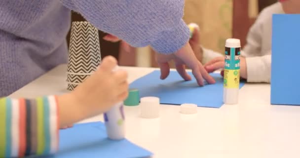 Крупный План Детских Рук Делающих Бумажные Изделия Арт Терапия Столом — стоковое видео