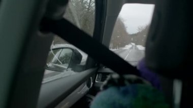 Taksiden, yolda koltuk altlarıyla hareket eden arabanın görüntüsü. Sürücüler arkada, Bokeh 'te emniyet kemeri. Kamera sallaması.