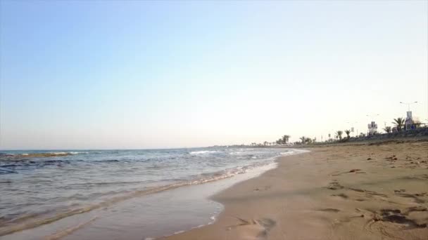 Камера Перемещает Береговую Линию Моря Перемещая Полосы Воды Песку Против — стоковое видео