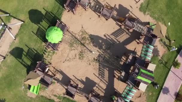 Şehrin Yerleşim Bölgesinde Oyun Alanı Hareket Için Izler Koşucu Çocuklu — Stok video