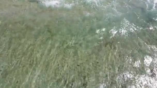 Víz Mozgása Óceánban Parton Varázslatos Látvány Víz Homok Napfény Keveréke — Stock videók