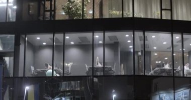 Işıklara sahip olmak bir binanın ve çevrenin güvenliğini sağlayabilir, özellikle de yakınlarda kamusal alan ya da güvenlik bölgesi varsa. CZ, Prag, Evropska, 5.1.24